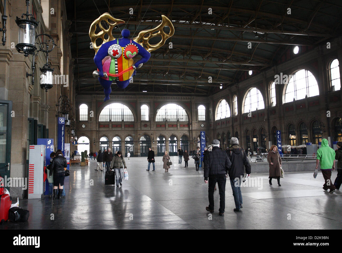Zurigo, Svizzera, nella stazione principale di ingresso con Blue Angel Foto Stock