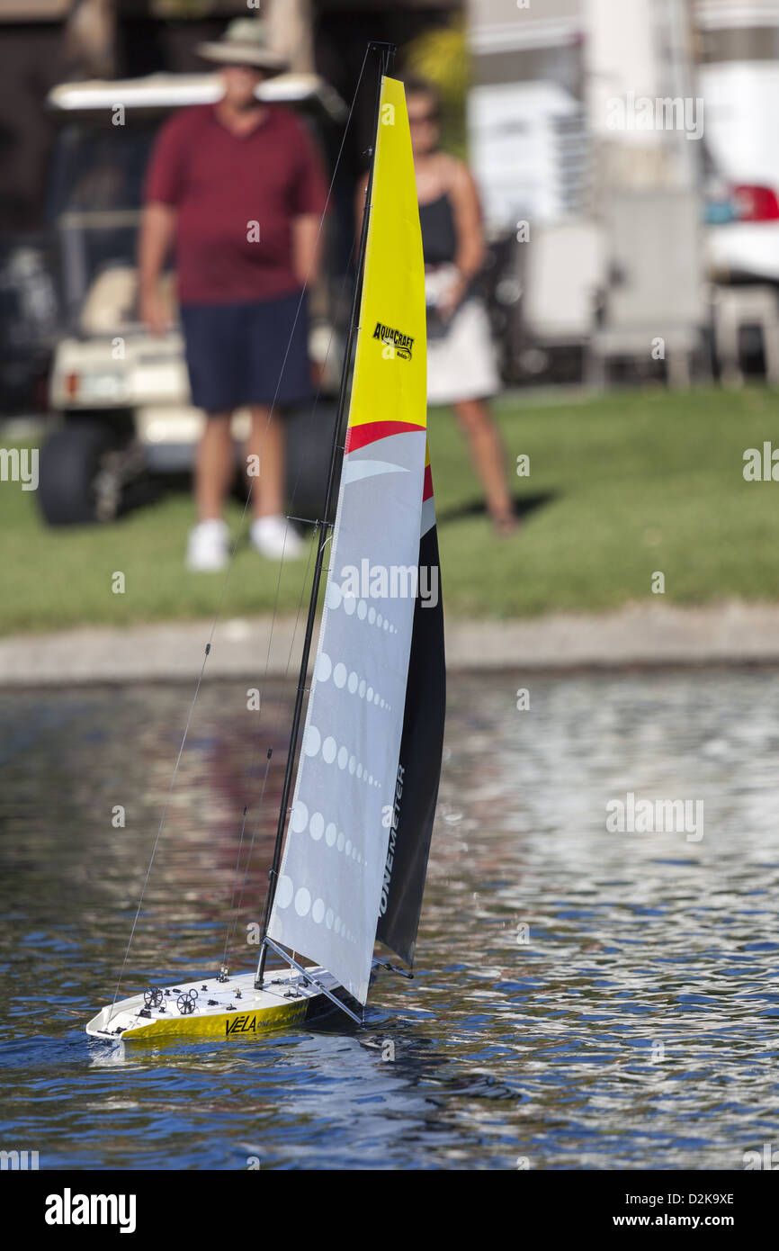 Vela uno Meter modello radio controlled barca a vela essendo navigato su un lago. Foto Stock