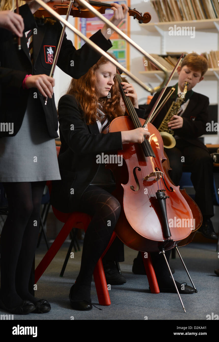 Una ragazza con un violoncello durante un'orchestra pratica presso Pâté Grammar School di Cheltenham, Gloucestershire REGNO UNITO Foto Stock