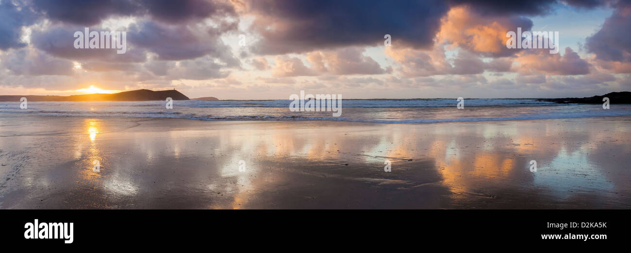 Riflessi drammatici sulla spiaggia a New Polzeath Cornwall Inghilterra REGNO UNITO Foto Stock
