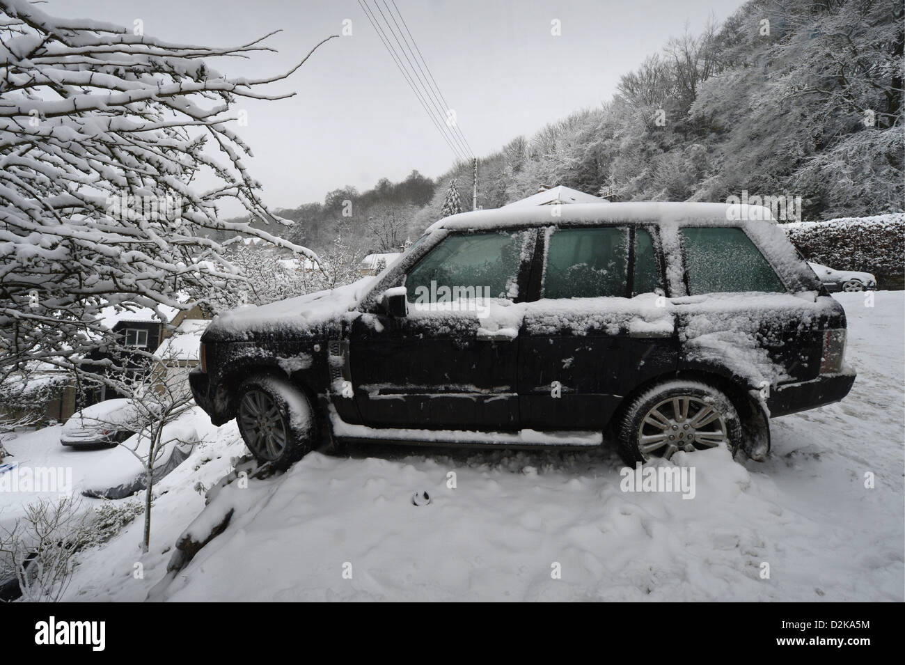 Una Range Rover che ha colpito un fermo Vauxhall forzandolo in giardini sotto su una collina conosciuto localmente sono 'La Scala' nella Nailswor Foto Stock