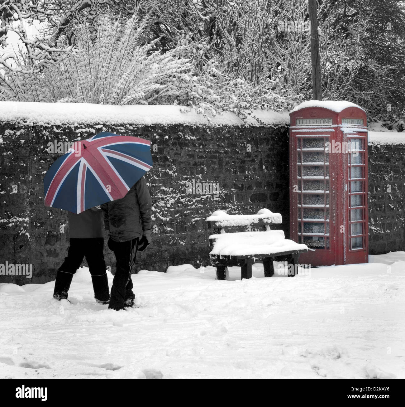 Regno Unito , British, Telefono rosso scatola con neve e union jack umberella. Vista panoramica di un British inverno.bianco e nero e a colori Foto Stock