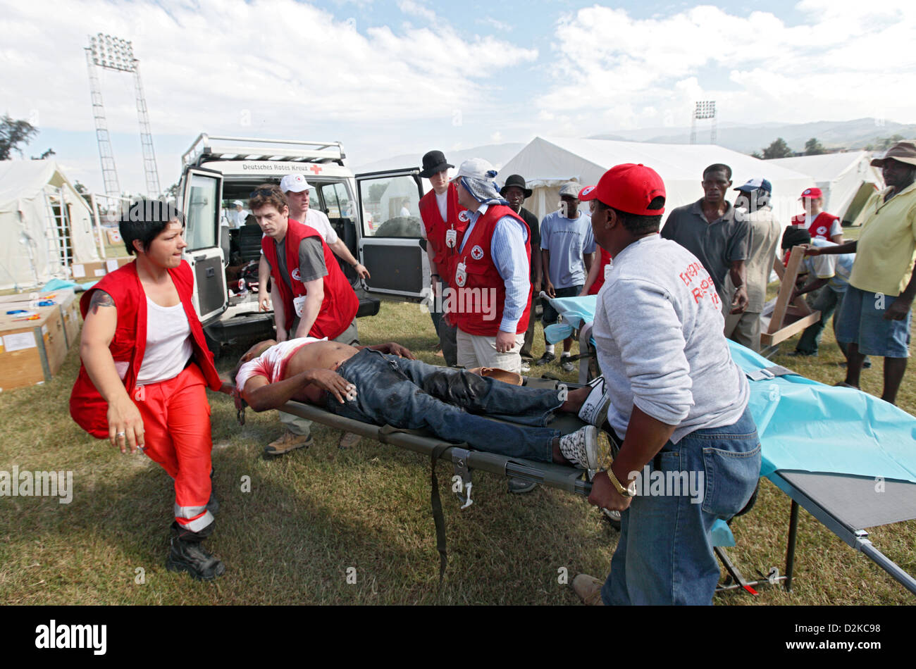 Carrefour, Haiti, una persona infortunata è portato alla clinica Foto Stock