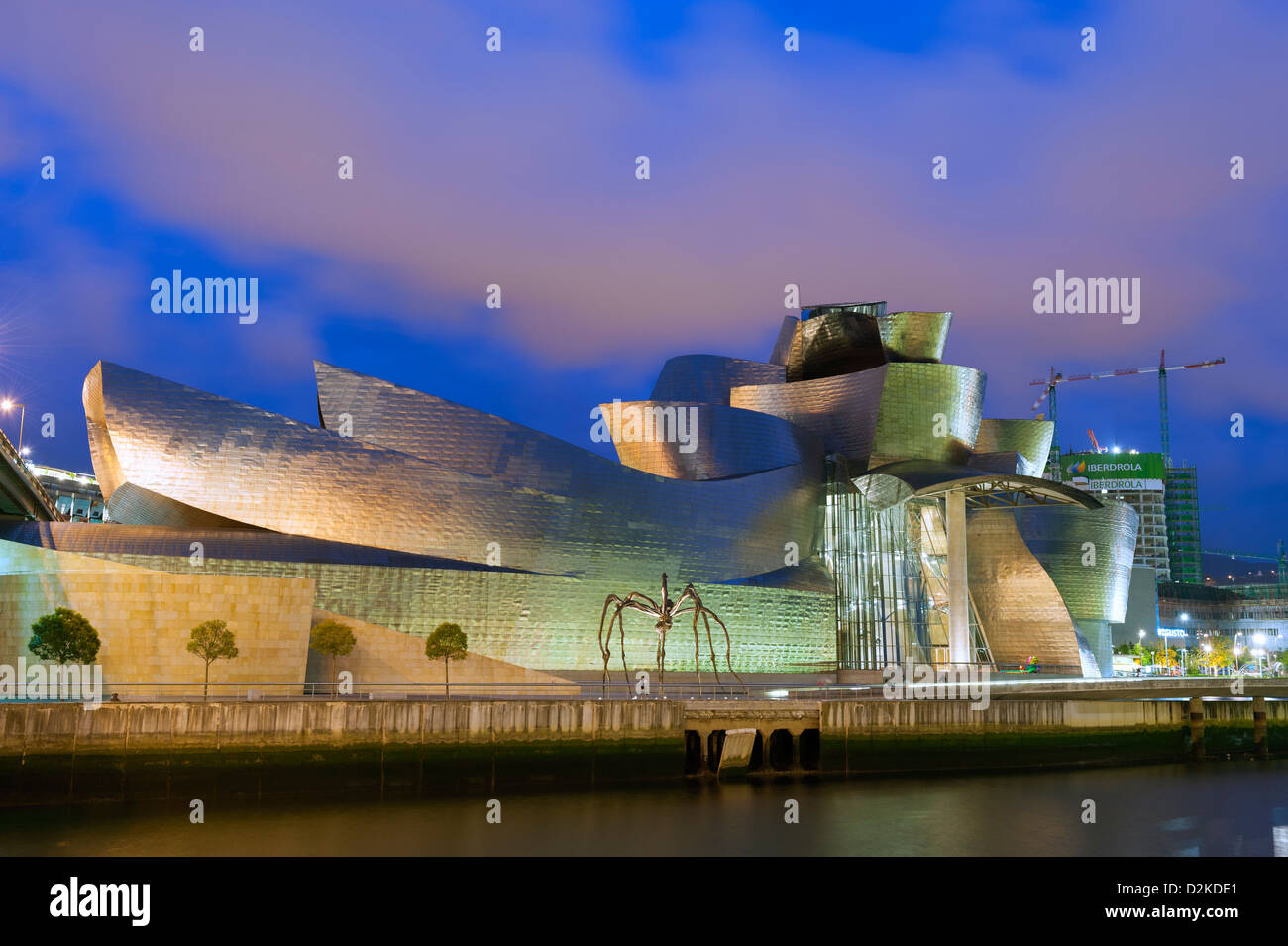 Il Guggenheim, progettato da Canadian-American architetto Frank Gehry, costruito da Ferrovial, Bilbao, Paesi Baschi Foto Stock