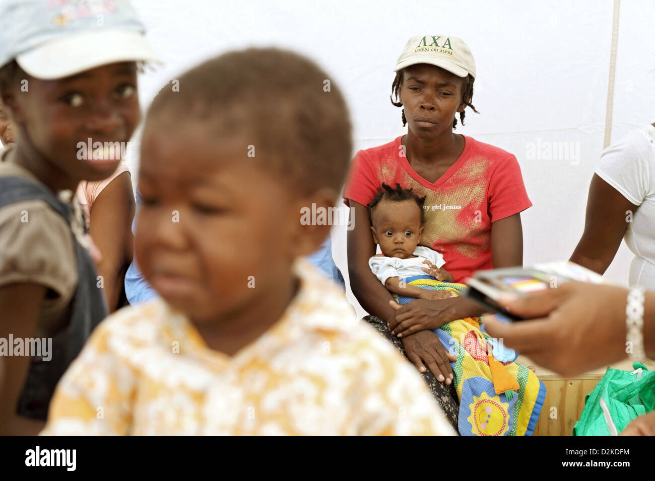 Carrefour, Haiti, la madre e il bambino nell'area di attesa per i pazienti Foto Stock