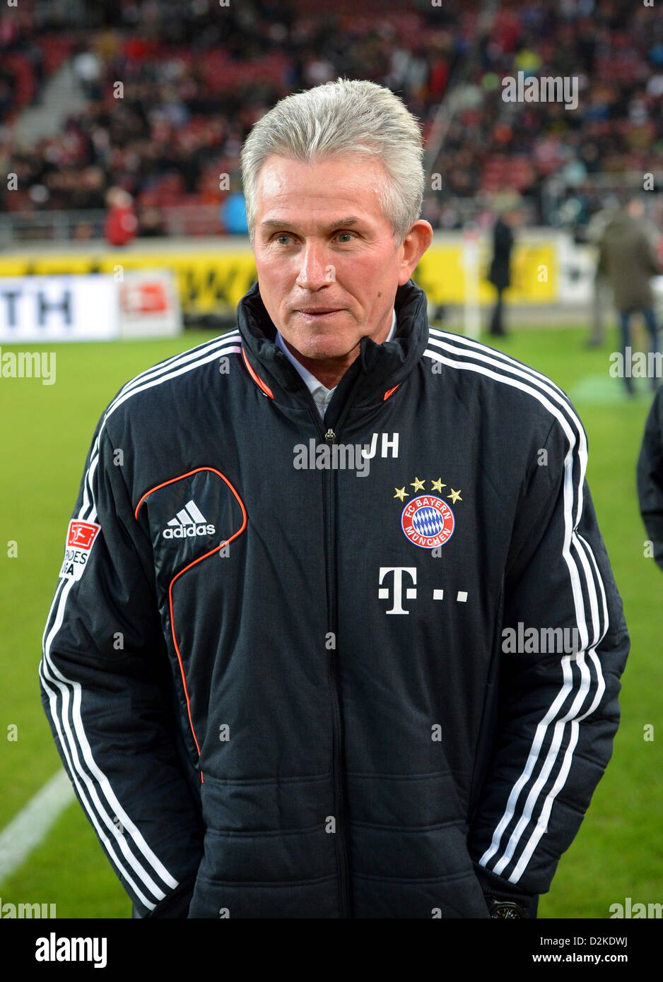 Monaco di Baviera allenatore Jupp Heynckes sorge nello stadio prima dell inizio della Bundesliga tedesca match tra VfB Stuttgart e FC Bayern Monaco di Baviera a Mercedes-Benz Arena a Stoccarda, Germania, 27 gennaio 2013. Foto: Bernd Weissbrod (ATTENZIONE: embargo condizioni! Il DFL permette l'ulteriore utilizzazione di fino a 15 foto (solo n. sequntial immagini o video-simili serie di foto consentito) via internet e media on line durante il match (compreso il tempo di emisaturazione), adottate dall'interno dello stadio e/o prima di iniziare la partita. Il DFL permette la trasmissione senza restrizioni di rec digitalizzata Foto Stock