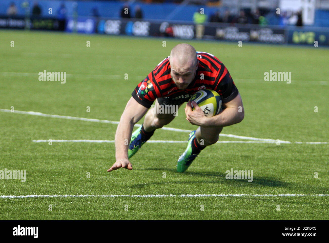 27.01.2013. Hendon, Inghilterra. Saracen James Short passa per la vincita provare presso l=LV Cup 3. round di gioco tra i saraceni e Cardiff Blues dal parco di Allianz Foto Stock