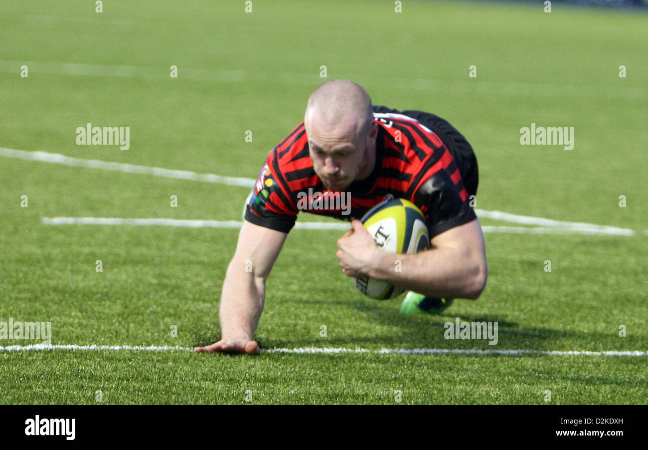 27.01.2013. Hendon, Inghilterra. Saracen James Short passa per la vincita provare presso l=LV Cup 3. round di gioco tra i saraceni e Cardiff Blues dal parco di Allianz Foto Stock
