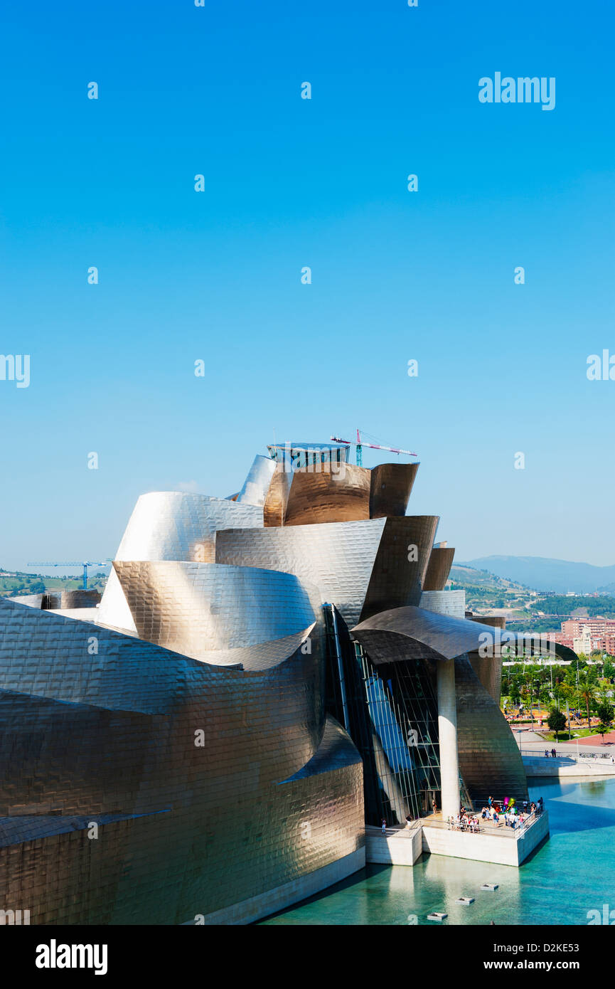 Il Guggenheim, progettato da Canadian-American architetto Frank Gehry, costruito da Ferrovial, Bilbao, Paesi Baschi Foto Stock