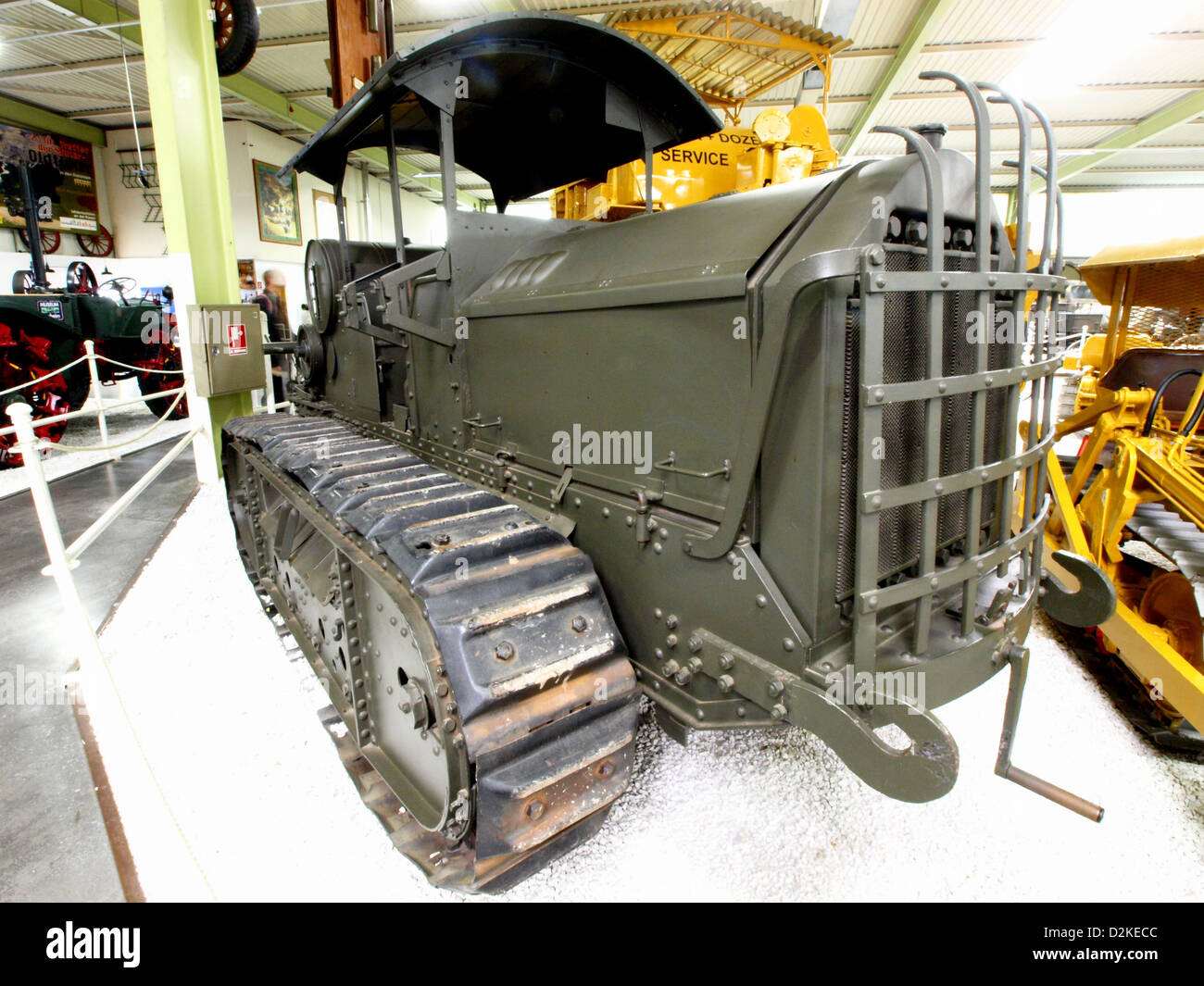 L'Hanomag Gleiskettenschlepper è uno storico veicolo cingolato, esposto al Sinsheim Auto & Technik Museum in Germania. Fu utilizzato principalmente per scopi industriali e militari durante la metà del XX secolo, noto per il suo design robusto e l'ingegneria. Foto Stock