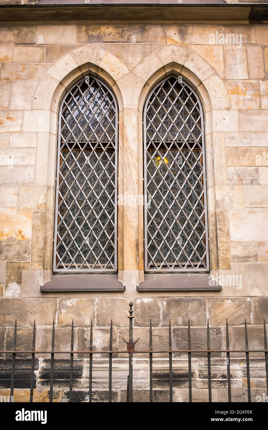 Vecchia chiesa grattugiata di windows Foto Stock