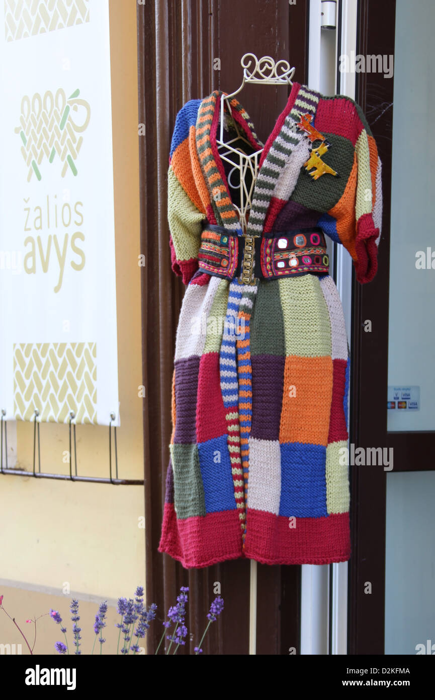Indumento a maglia al di fuori di un Boutique Hotel nella città lituana di Kaunas Foto Stock