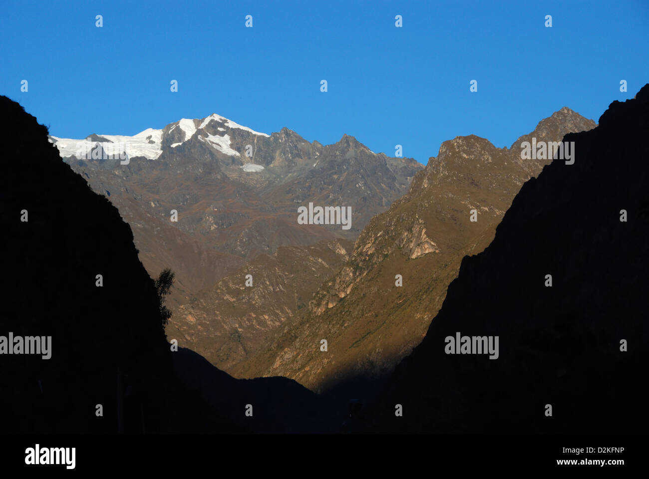Prima luce su andina picchi di montagna in Perù Foto Stock