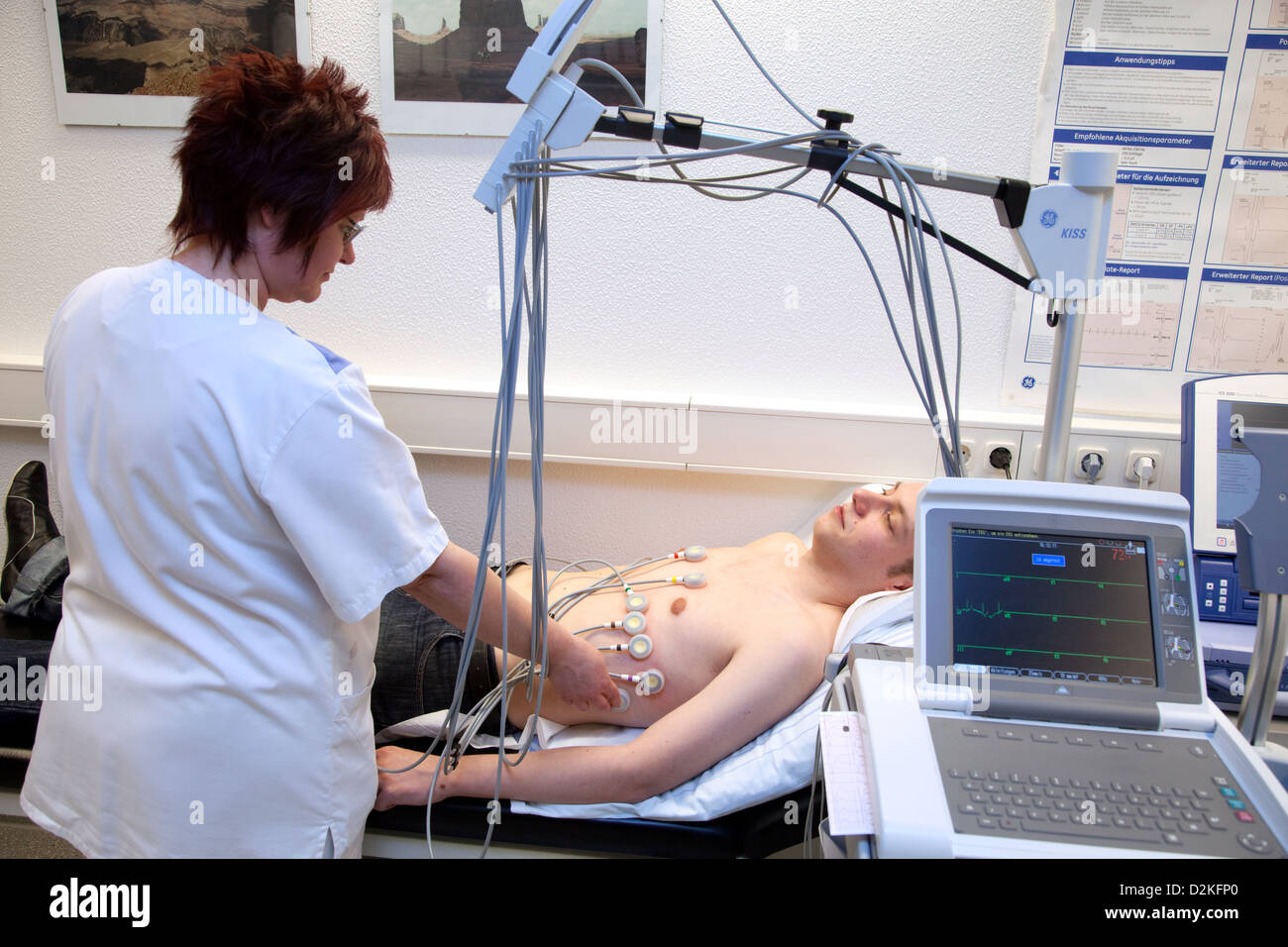 Essen, Germania, un paziente viene dato un ECG a riposo Foto Stock