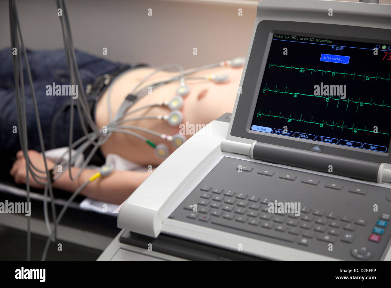 Essen, Germania, la frequenza cardiaca curva di un paziente con ECG a riposo Foto Stock