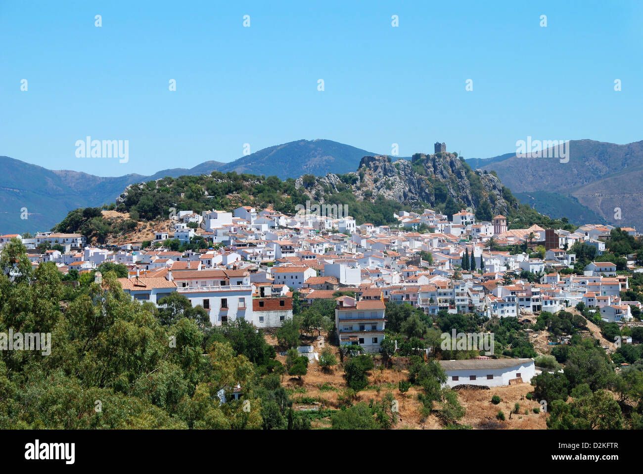 Villaggio di Gaucin, uno dei pueblo blancos, in Andalusia, con El Agila castello sopra Foto Stock