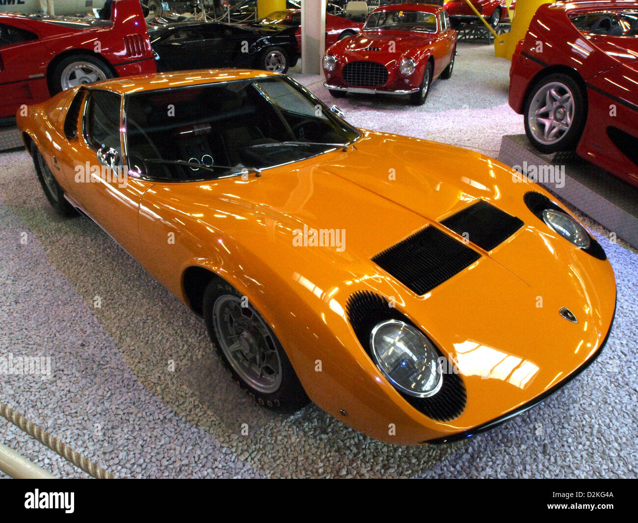 La Lamborghini Miura P400S è una classica auto sportiva italiana nota per la sua rivoluzionaria configurazione a motore intermedio e il potente motore V12. È considerata una delle supercar più iconiche degli anni '1960, incarnando l'eccellenza ingegneristica della Lamborghini. Foto Stock
