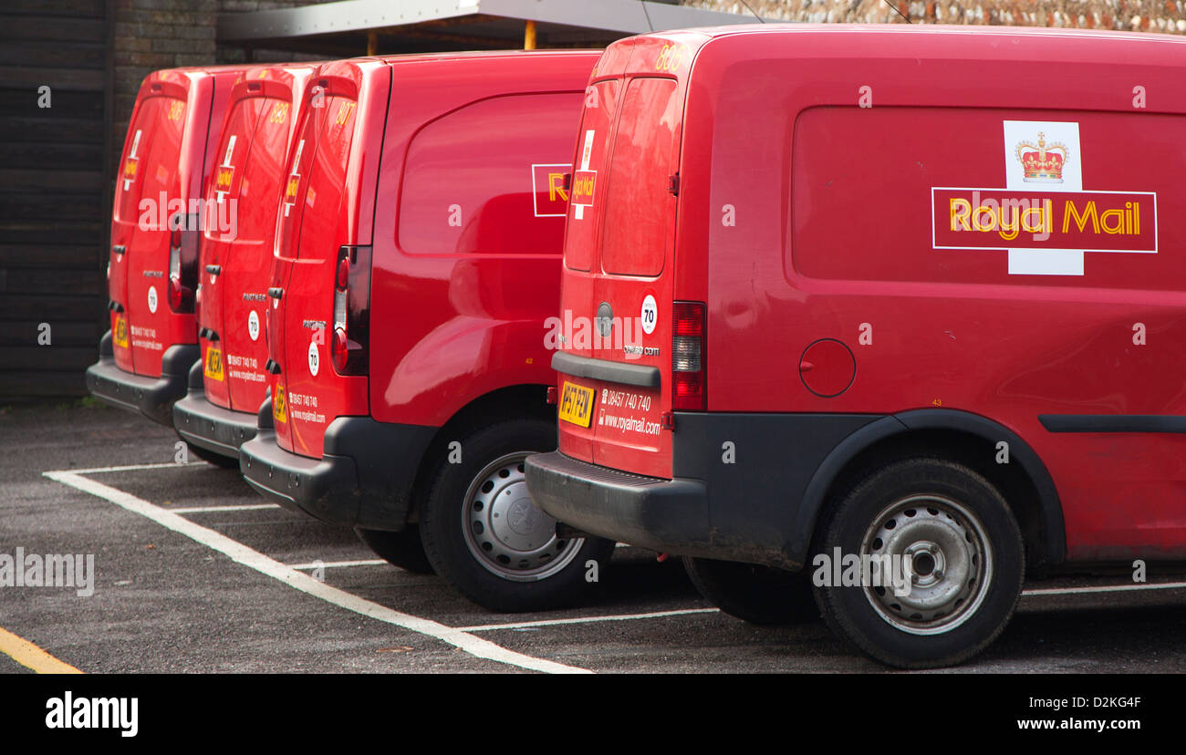 Royal Mail furgoni parcheggiati in un ufficio postale Foto Stock