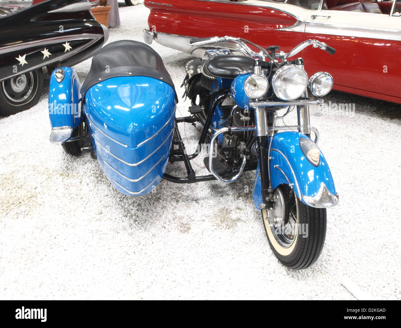 L'Indian Chief Roadmaster è una motocicletta da turismo pesante, progettata per il comfort delle lunghe distanze. Conosciuta per il suo motore potente, la comoda seduta e il design elegante, offre un'esperienza di guida classica ma moderna. È dotata di caratteristiche come le borse a sella, un parafango anteriore completo e sospensioni avanzate per una guida fluida su qualsiasi terreno. Foto Stock