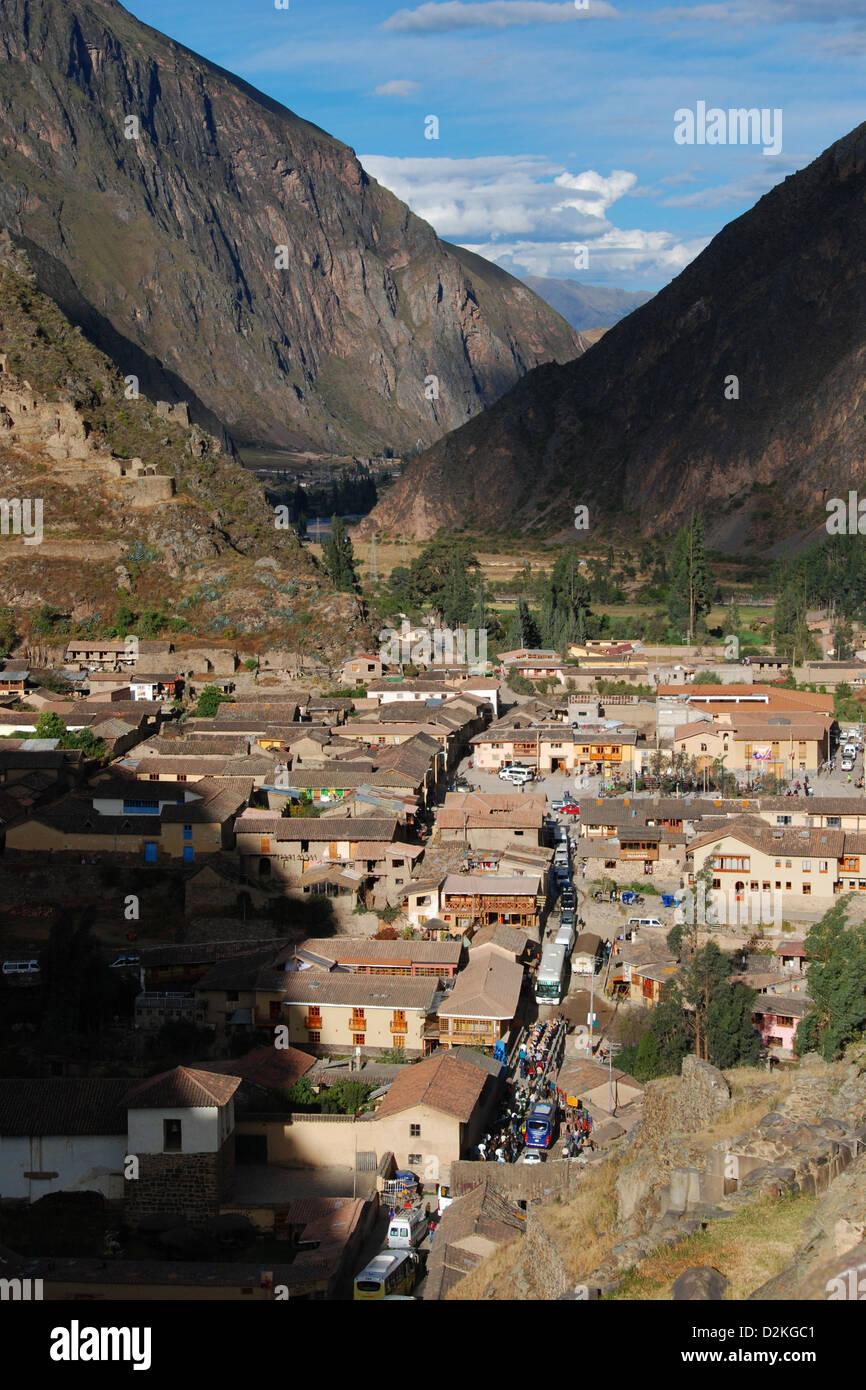 Tetti di Ollantaytambo nelle montagne delle Ande del Perù Foto Stock