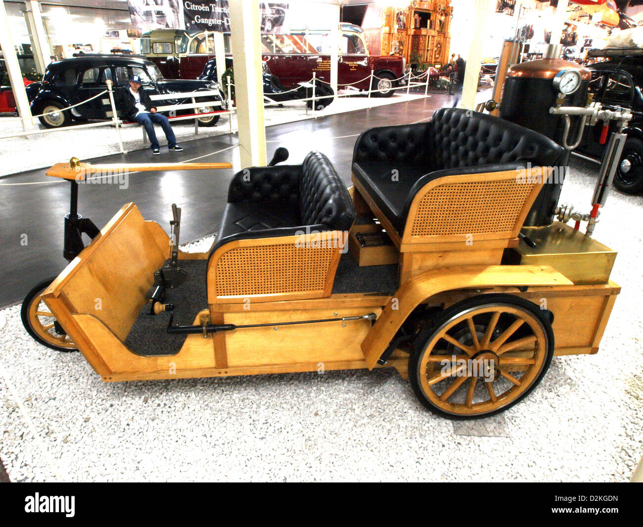 Il motore a vapore Grout Brothers (1899) da 1000 cc a 2 cilindri da 8 CV è un pezzo d'epoca di macchinari industriali. Rappresenta l'ingegneria dei primi anni del XX secolo nei motori a vapore, ampiamente utilizzata in vari settori durante la sua era. Foto Stock
