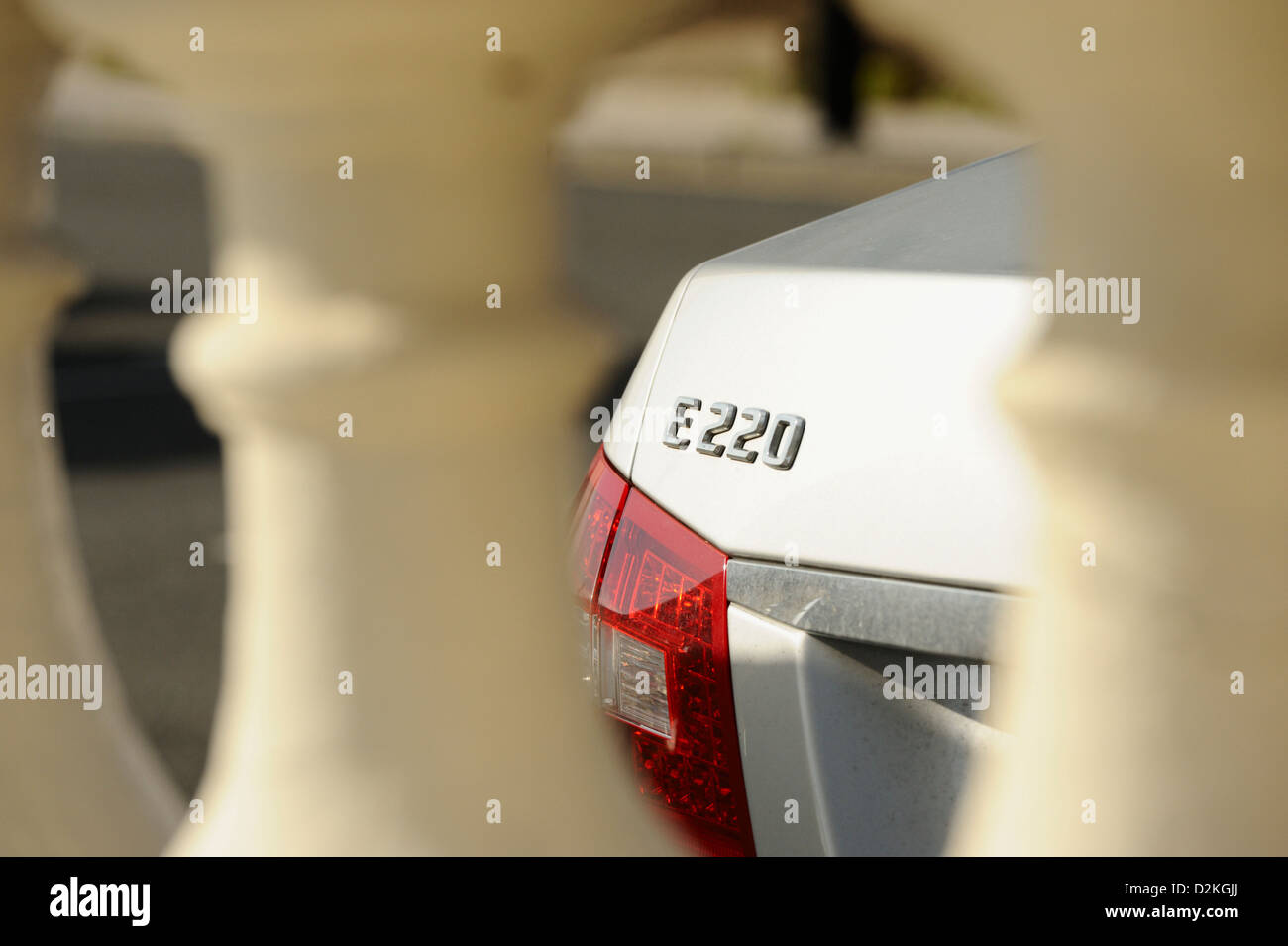 Una Mercedes Benz E220 riconosciuto dietro una balaustra in pietra Foto Stock