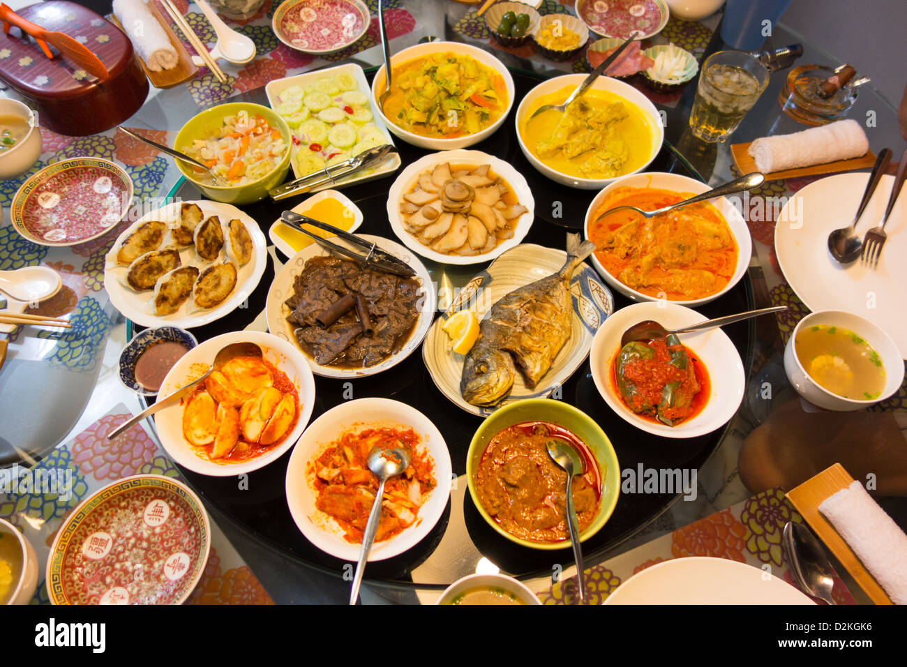 Festa della cucina asiatica splendidamente presentato per una celebrazione Foto Stock