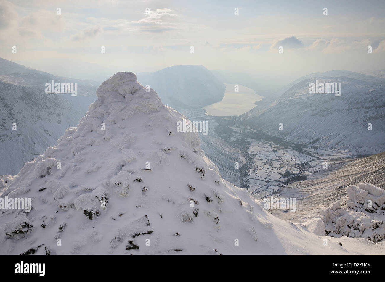 Coperta di neve Westmorland Cairn sulla grande timpano in inverno, con Wasdale e Wastwater in background Foto Stock