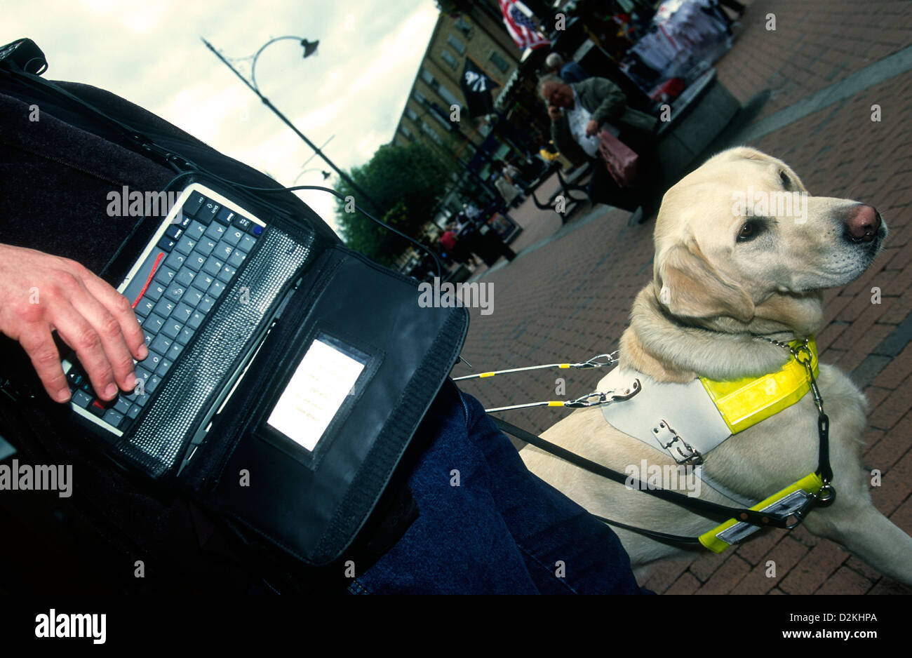 Cieco di sperimentazione di nuove tecnologie quali aiuti orientamento e mobilità per non vedenti/ipovedenti, Londra, Regno Unito. Foto Stock