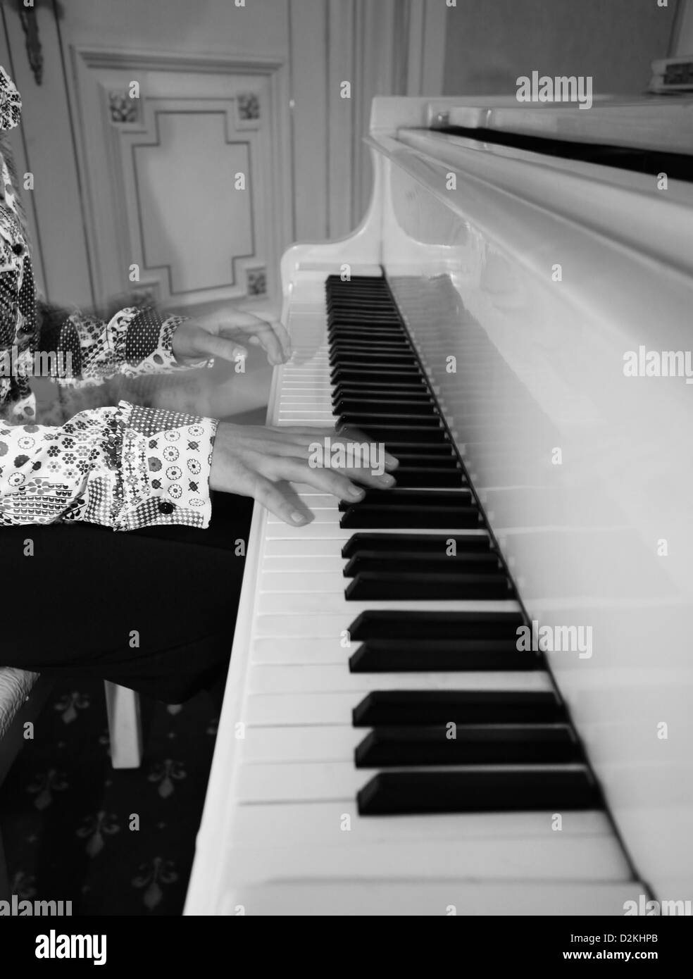 L'immagine del pianoforte e il bambino con le mani in mano. b/w Foto Stock