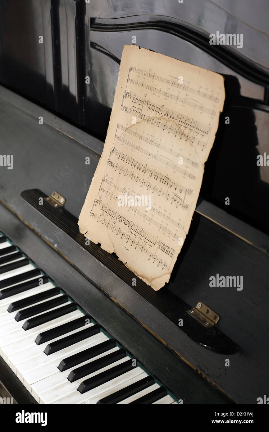 La tastiera del pianoforte e le vecchie note Foto Stock