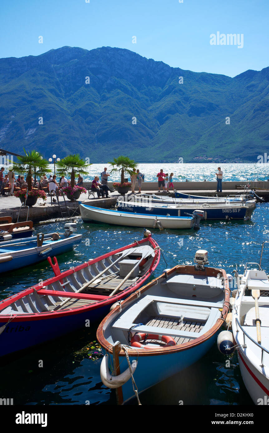 Piccole barche di legno in porto alla città di Limone - Lago di Garda - Garda Trentino Foto Stock
