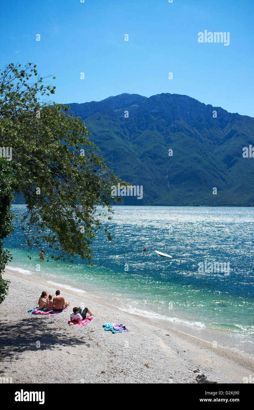 La piccola spiaggia di Limone comune con il Monte Baldo sullo sfondo italia Foto Stock