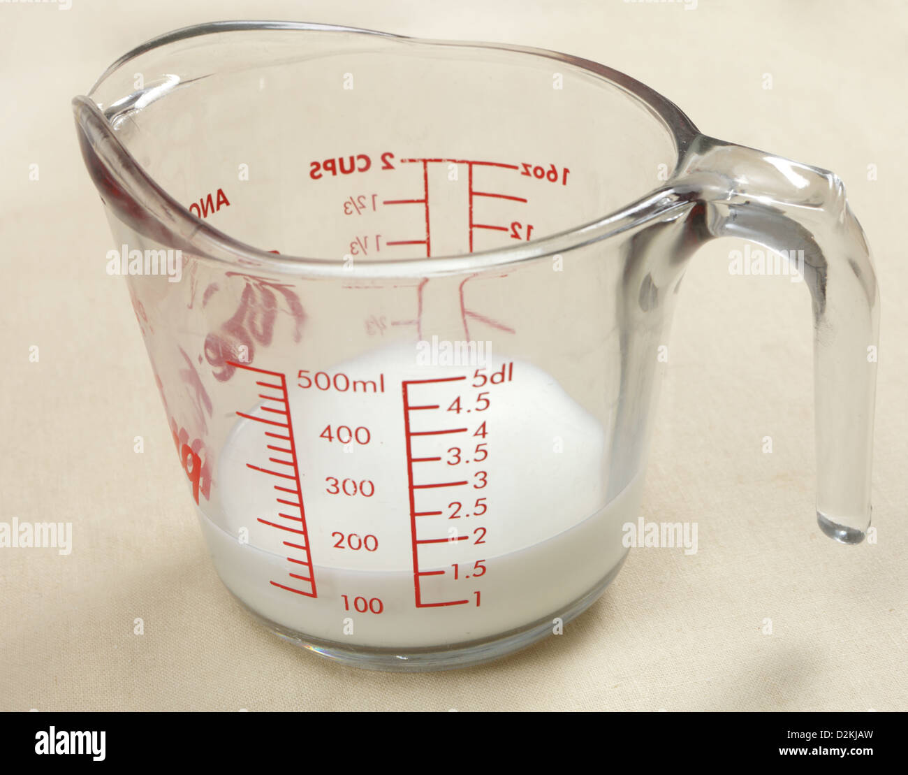 Una caraffa measruing per la cottura, con 150 ml di latte Foto stock - Alamy