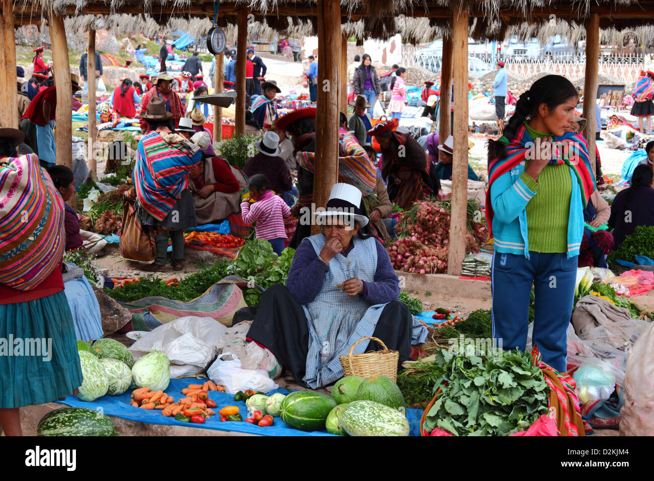 Bancarelle di frutta e verdura in Chinchero mercato , Valle Sacra , vicino a Cusco, Perù Foto Stock