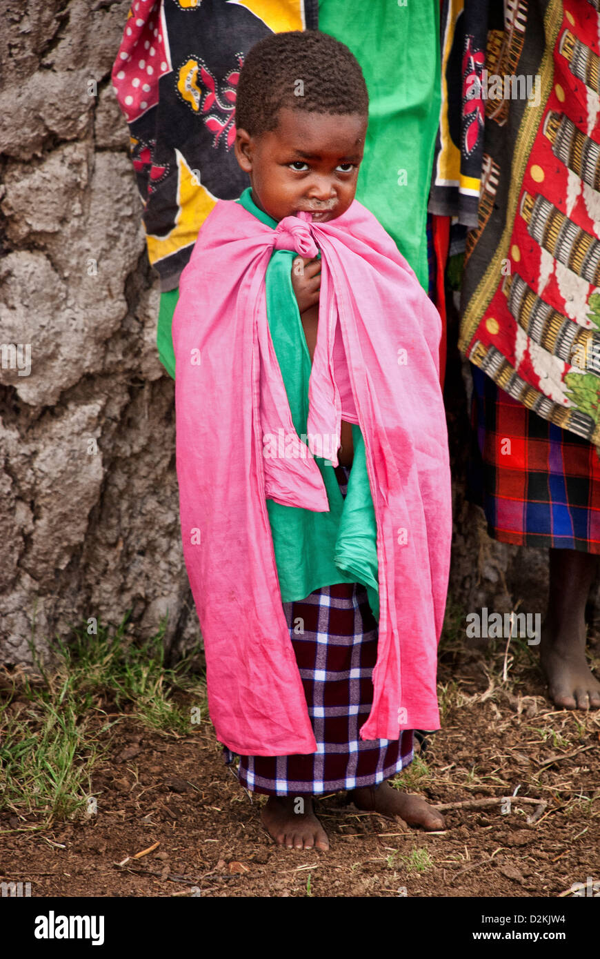 Masai Bambino, indossando abiti tradizionali in un villaggio Masai Mara, Kenya, Africa Foto Stock