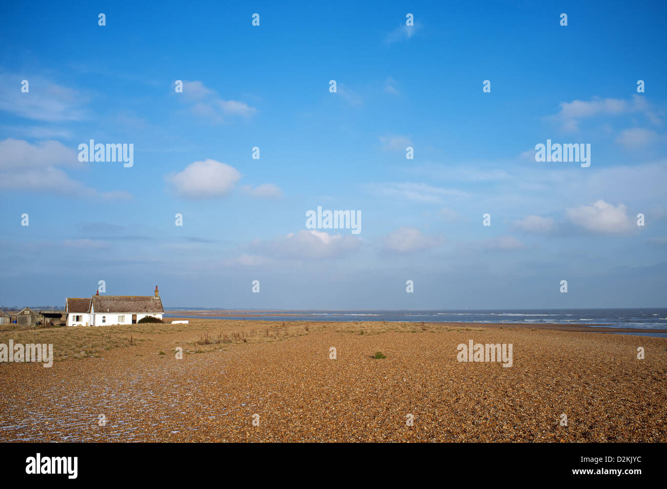 La frazione isolata di ghiaia strada a sud della costa di Suffolk, Inghilterra. Foto Stock