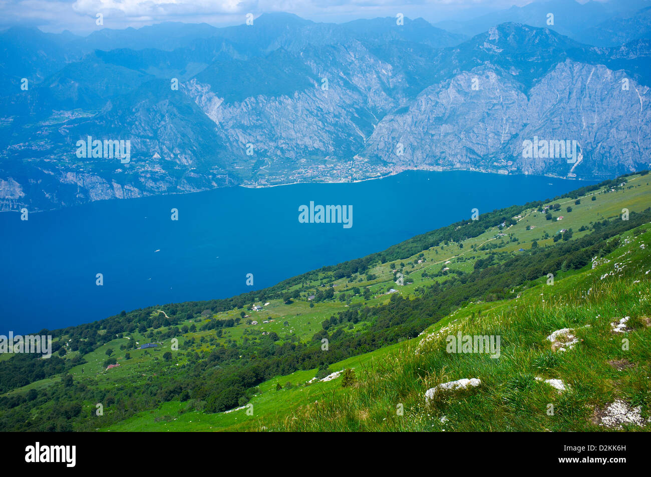 Vista aerea del Lago di Garda e Malcesine, visto dalla cima del Monte Baldo Foto Stock