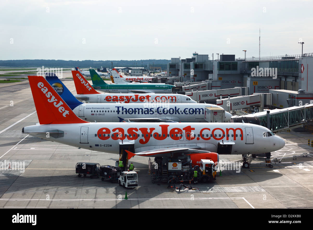 Gli aerei easyJet, Thomas Cook e Air Lingus parcheggiarono sulla rampa del South Terminal, LGW London Gatwick Airport, vicino a Crawley, West Sussex, Inghilterra Foto Stock