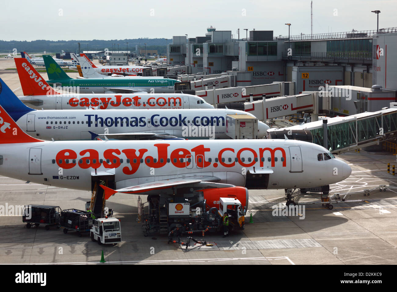Gli aerei easyJet, Thomas Cook e Air Lingus parcheggiarono sulla rampa del South Terminal, LGW London Gatwick Airport, vicino a Crawley, West Sussex, Inghilterra Foto Stock