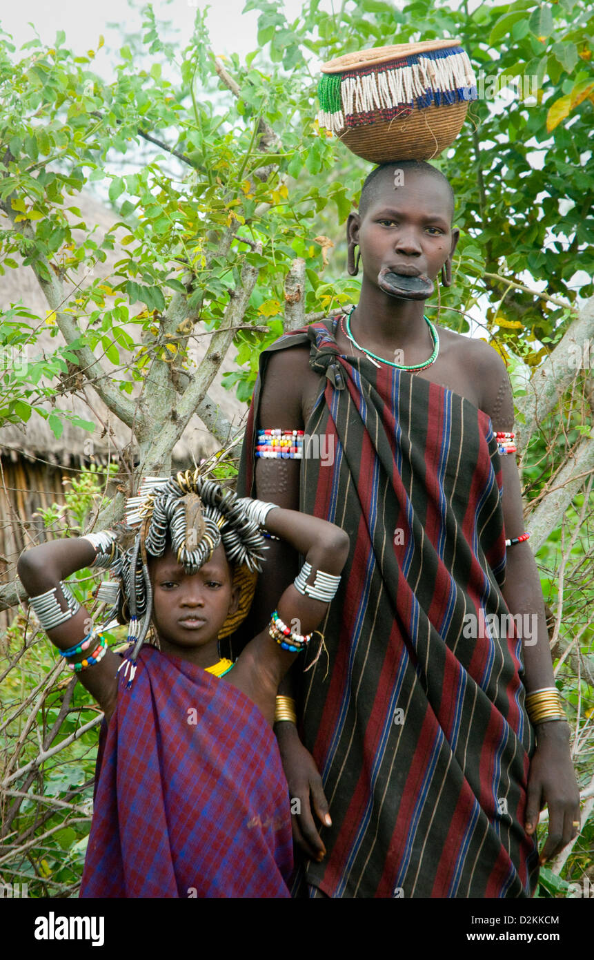 Mursi Donna con bambino a fianco Foto Stock