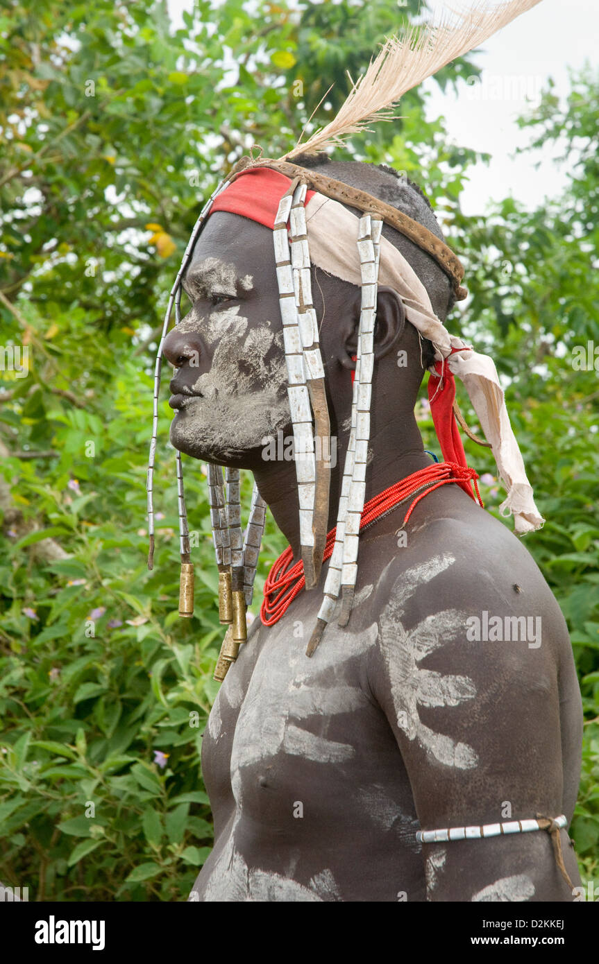 Ritratto di corpo verniciato Mursi uomo con elaborati ornamento di testa-close up Foto Stock