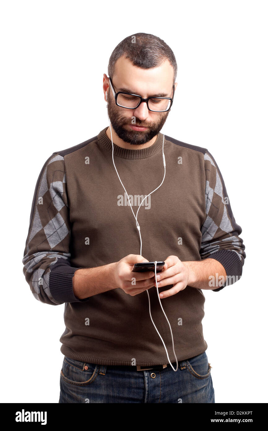 Giovane uomo ascoltare musica sullo smartphone Foto Stock