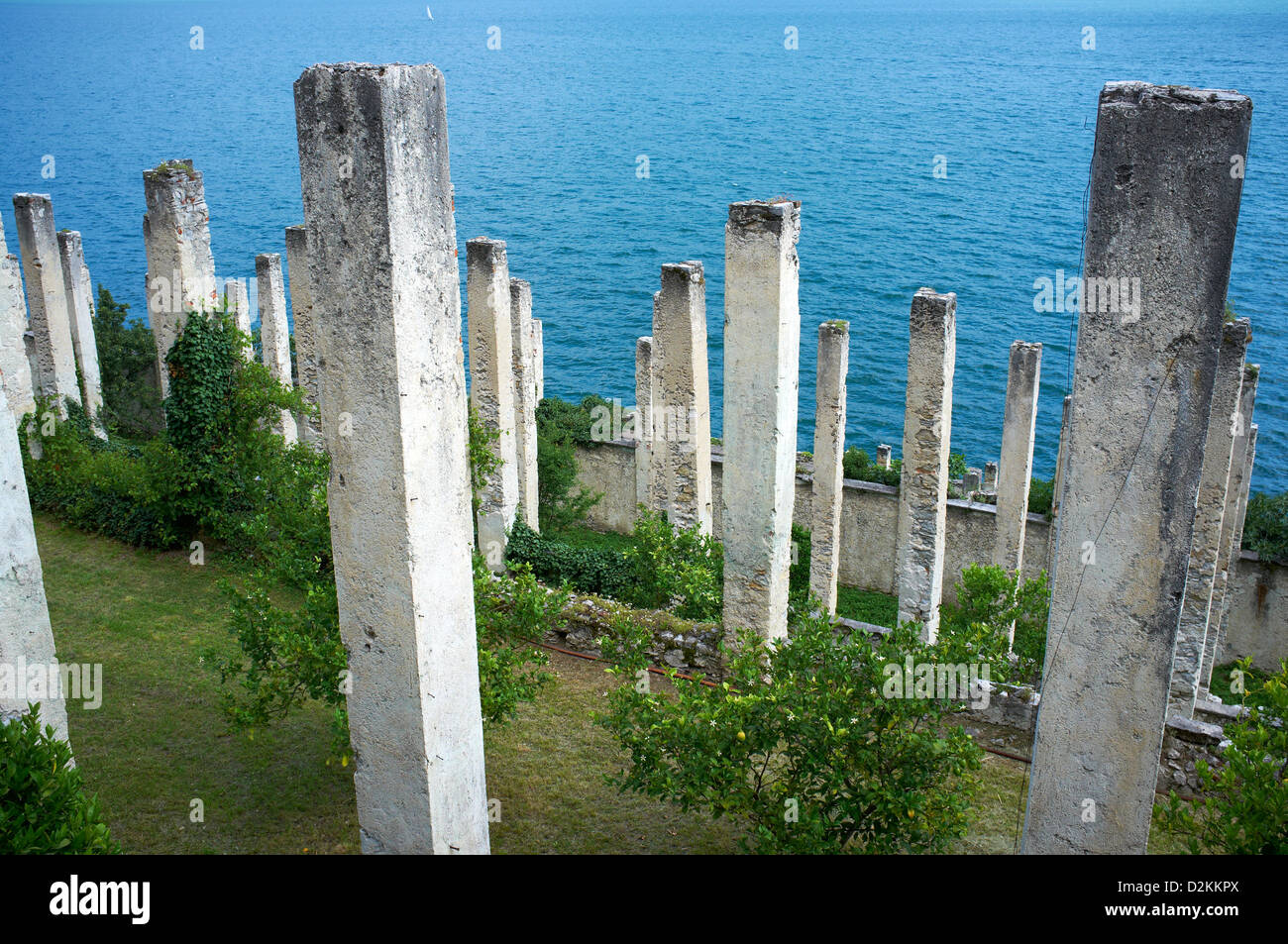 Limoneto con colonne di supporto, Limone - Lago di Garda - Garda Trentino Foto Stock