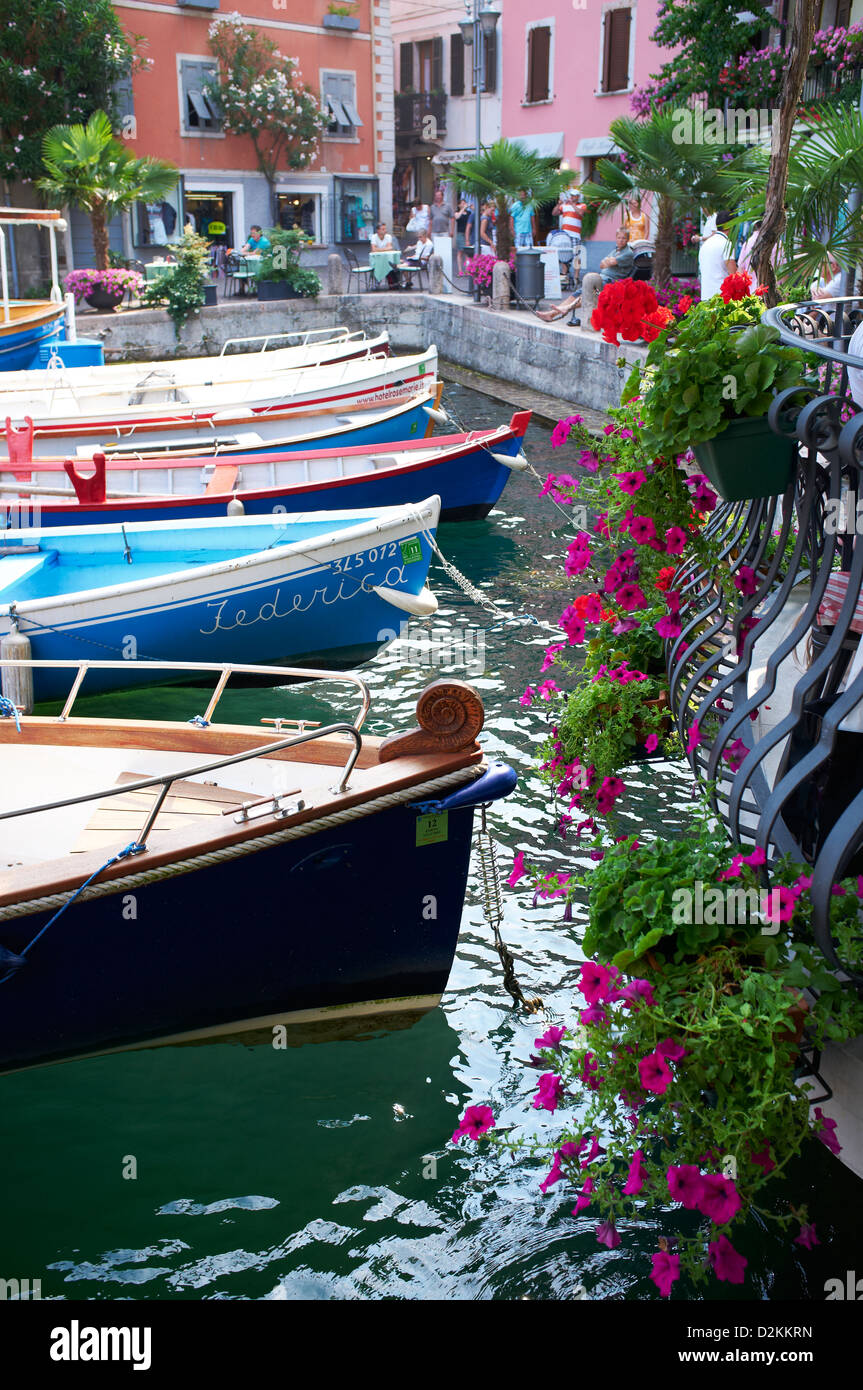 Piccole barche di legno nel porto di Limone, il Lago di Garda - Garda Trentino Foto Stock