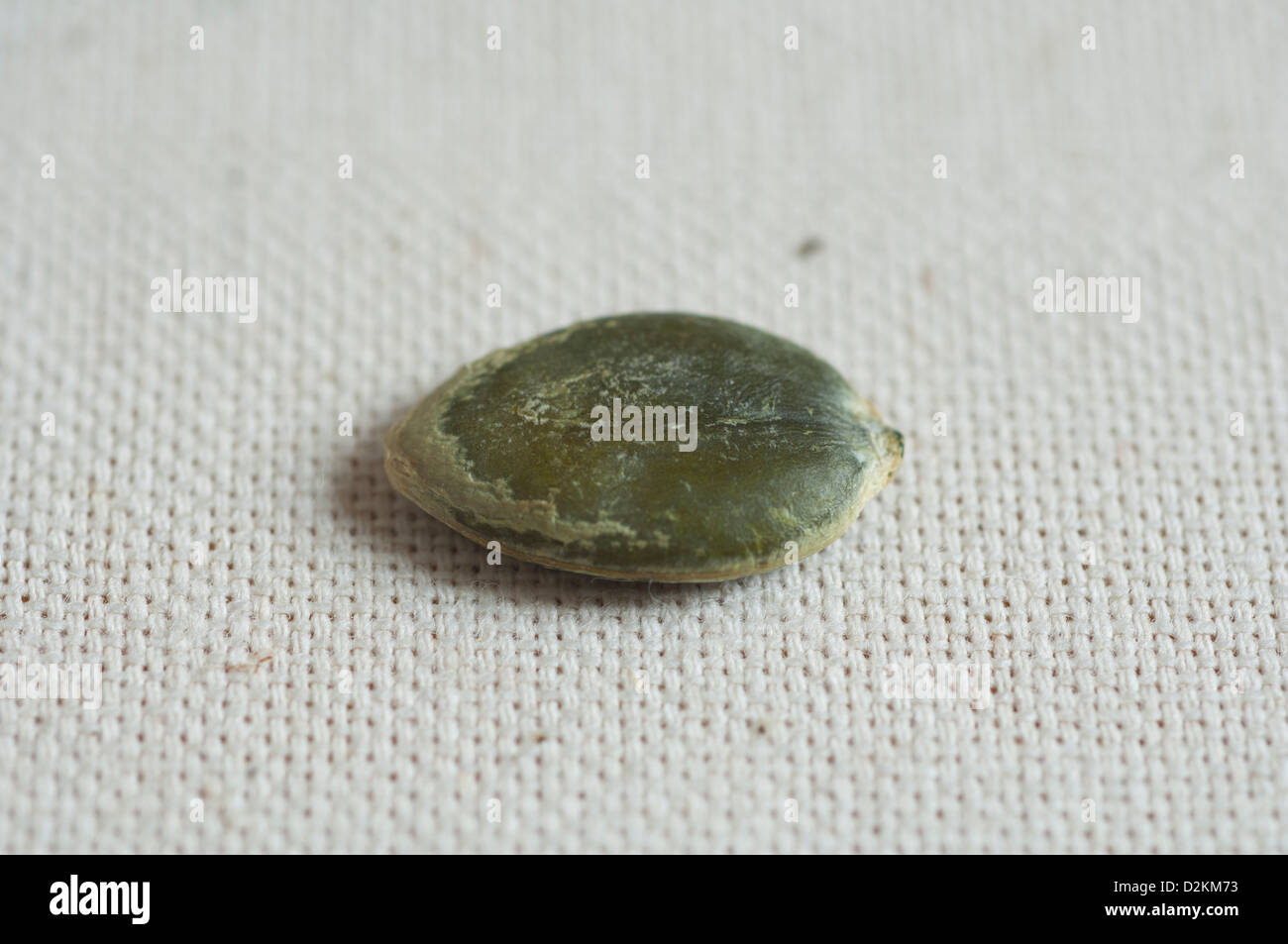 Vista ravvicinata di un organico italiano tostare i semi di zucca Foto Stock