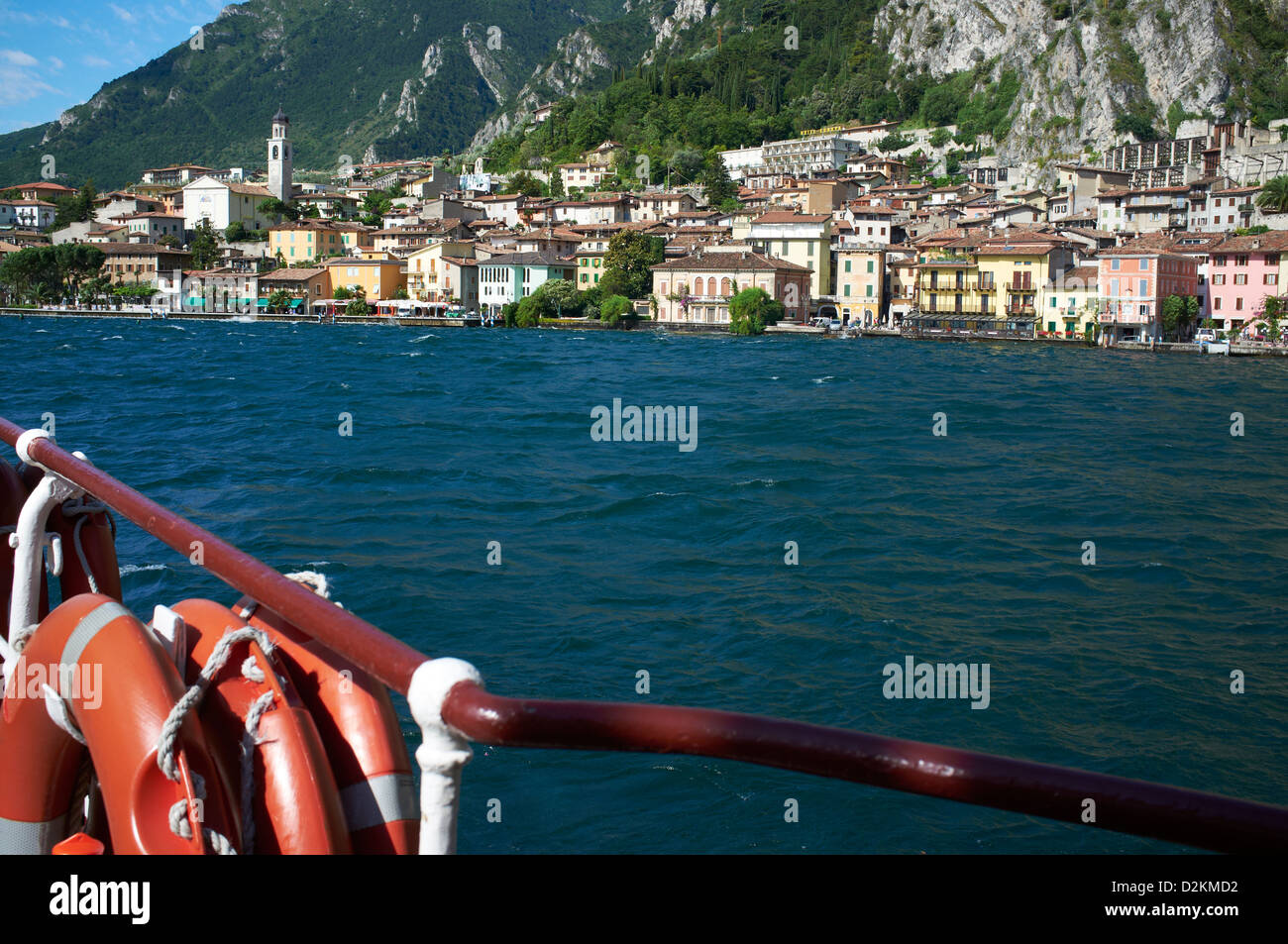 Limone waterfront visto dalla barca sul Lago di Garda Foto Stock