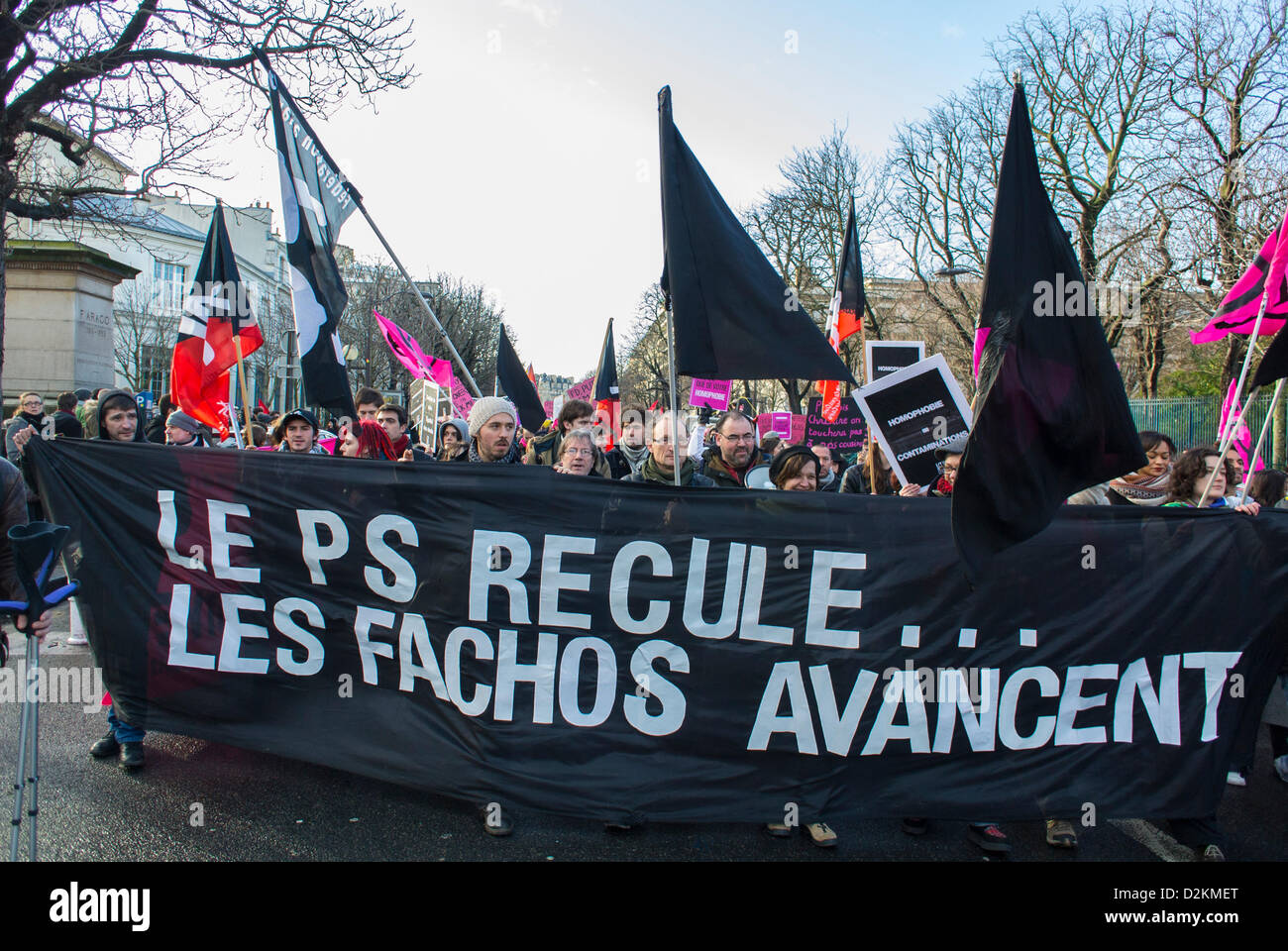 Parigi, Francia. Attivismo francese LGTB N.G.O. Act Up Paris, Group Marching a pro Gay Marriage / Equality Demonstration, 'quando il socialista recede, i fascisti avanzano' manifestanti striscioni Foto Stock