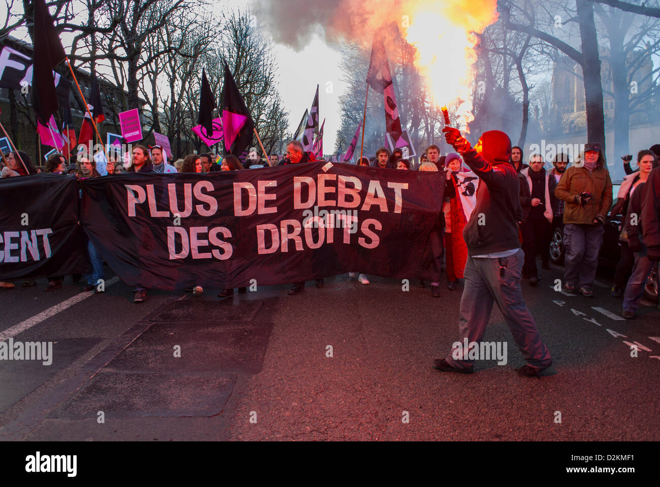 Parigi, Francia. Grande folla di persone, LGTB francese N.G.O. Act Up Paris Group Marching a pro Gay Marriage Demonstration, Bearing Banner "No more debate - rights now" contro la discriminazione Foto Stock