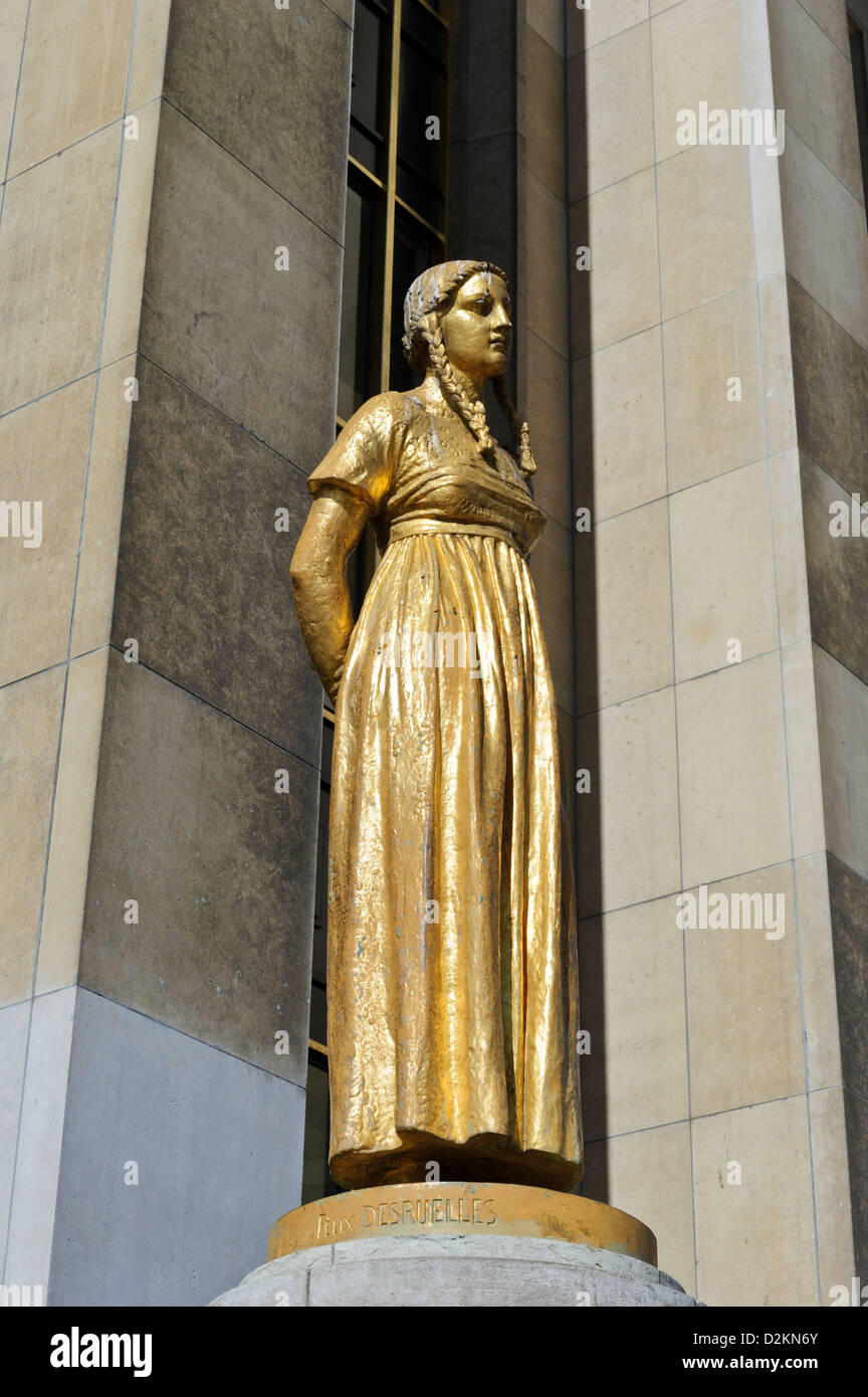 Femmina statua dorata "Les Fruits' da Louis Brasseur, Palais de Chaillot, Parigi, Francia. Foto Stock